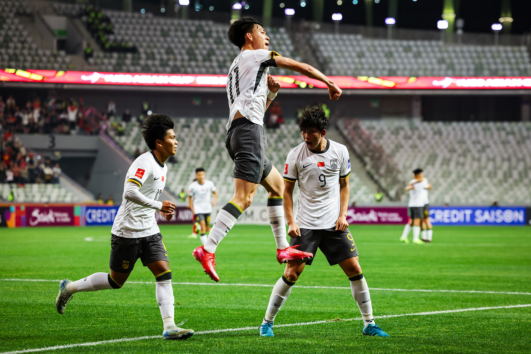  全面壓制！國青半場(chǎng)控球率高達7成，射門(mén)比9-3，造對方3張黃牌