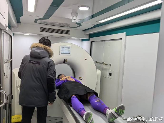  補時(shí)階段頭部被撞，天津記者：目前謝維軍正在醫院接受檢查