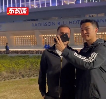  塞爾吉尼奧現身上海八萬(wàn)人體育場(chǎng)，并與球迷親切打招呼合影