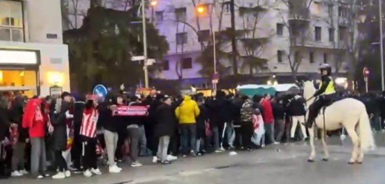  馬競球迷進(jìn)入伯納烏時(shí)向人群投擲雜物，導致安保對其進(jìn)行脫鞋檢查