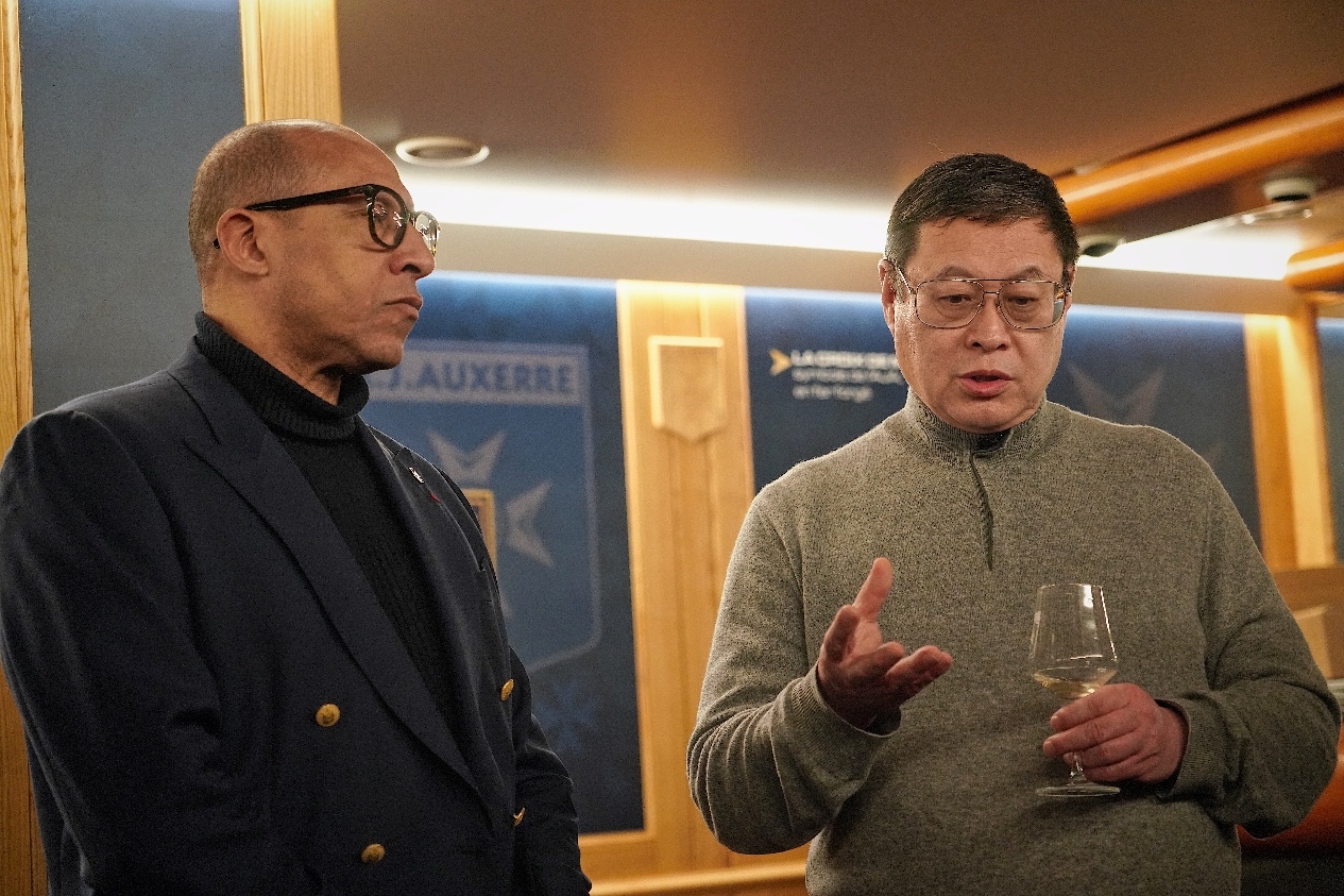  法國足協(xié)主席迪亞洛做客歐塞爾，并與董事會(huì )主席周云杰會(huì )晤