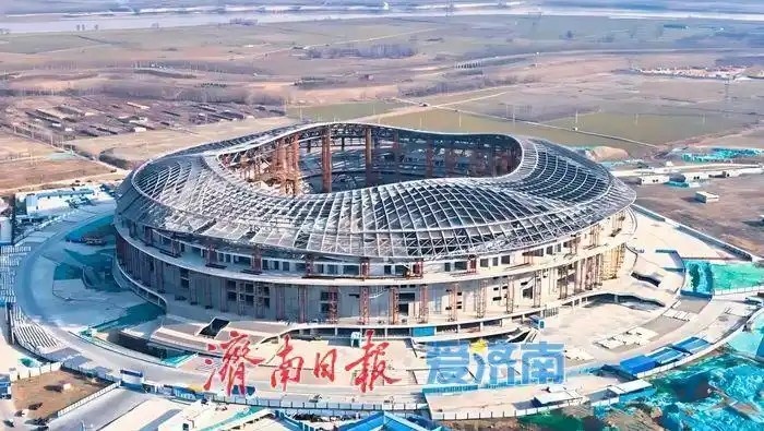  魯媒：戴上1.6萬(wàn)噸“鋼鐵巨冠”，黃河體育中心球場(chǎng)完成屋蓋施工