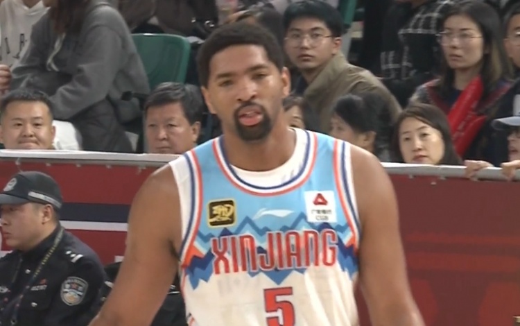  狀態(tài)出色！勞森首節打滿(mǎn)10分鐘5中4高效拿到11分2板1斷